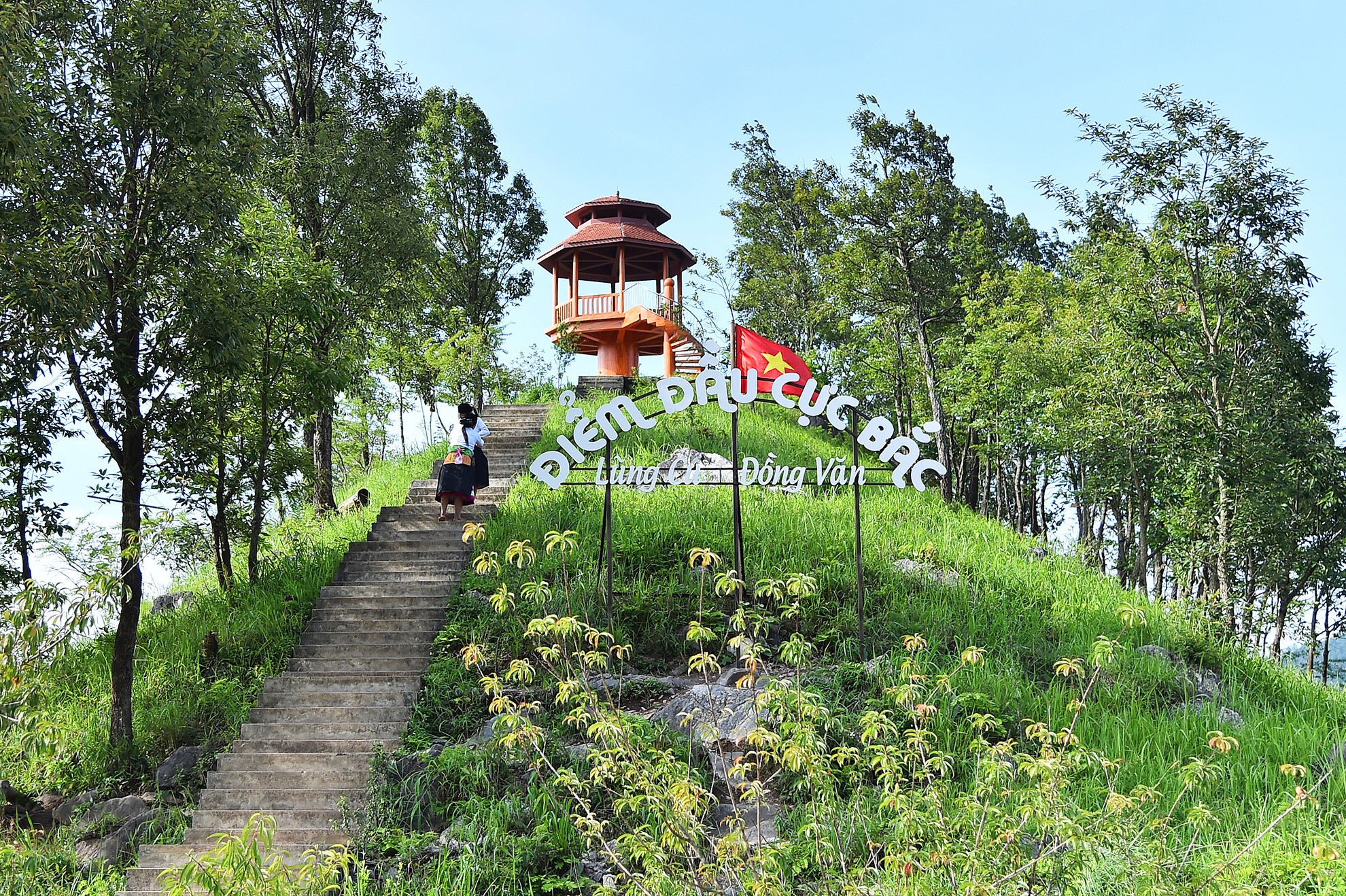 Việt Nam có 6 điểm cực, trong đó 4 điểm đất liền và 2 điểm trên biển. Trong 4 điểm đất liền, điểm cực Bắc nằm ở Lũng Cú, Hà Giang, 3 điểm cực khác là điểm cực Tây (A Pa Chải, Điện Biên), điểm cực Nam (Đất Mũi, Cà Mau) và điểm cực Đông (Mũi Đôi, Khánh Hòa).