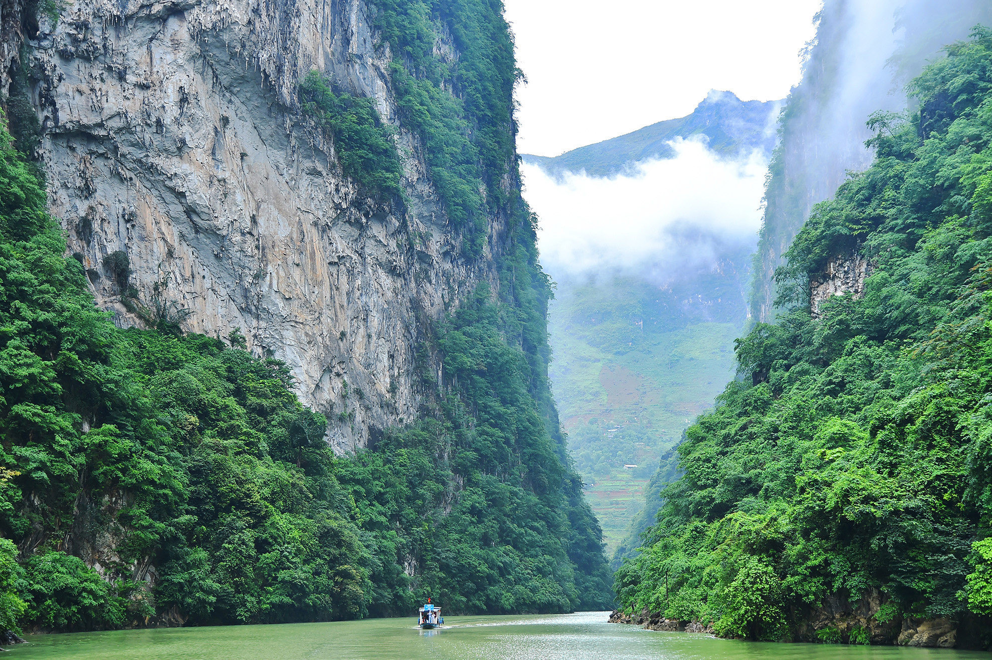 Hẻm Tu Sản nằm trên con sông Nho Quế thuộc huyện Mèo Vạc trong một buổi sáng mờ sương, màu nước xanh như ngọc, giữa địa hình núi rừng hiểm trở, đã tạo nên phong cảnh đẹp như tranh vẽ.