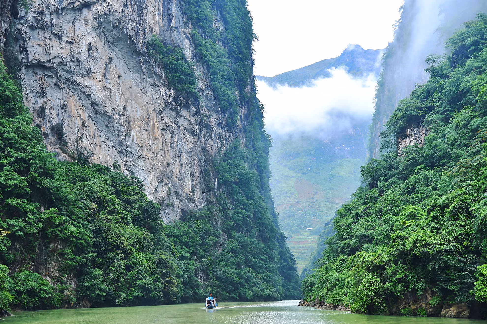 Hẻm Tu Sản nằm trên con sông Nho Quế thuộc huyện Mèo Vạc trong một buổi sáng mờ sương, màu nước xanh như ngọc, giữa địa hình núi rừng hiểm trở, đã tạo nên phong cảnh đẹp như tranh vẽ.