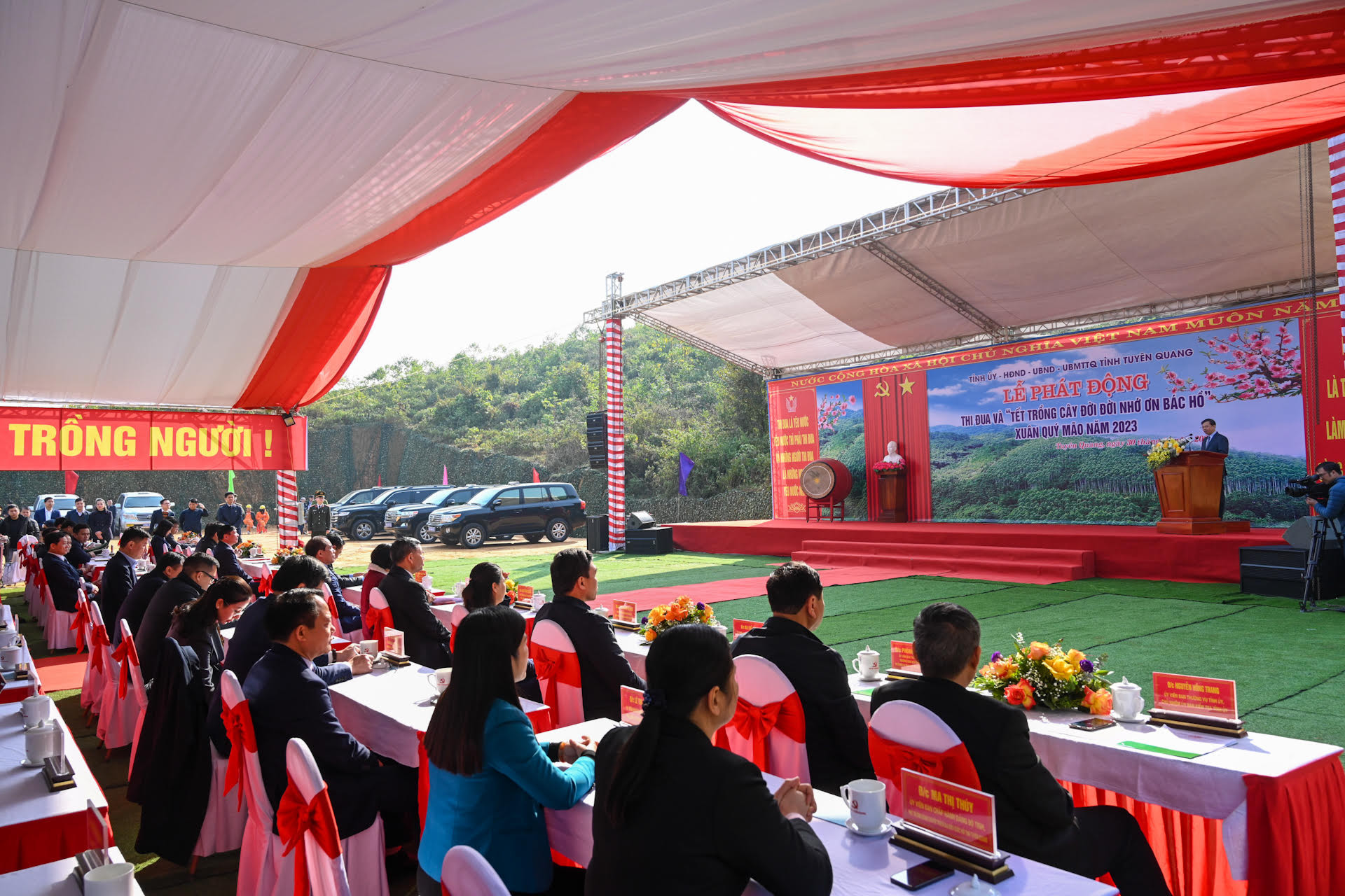 Quang cảnh lễ phát động thi đua và “Tết trồng cây đời đời nhớ ơn Bác Hồ” Xuân Quý Mão tại xã Chân Sơn, huyện Yên Sơn.