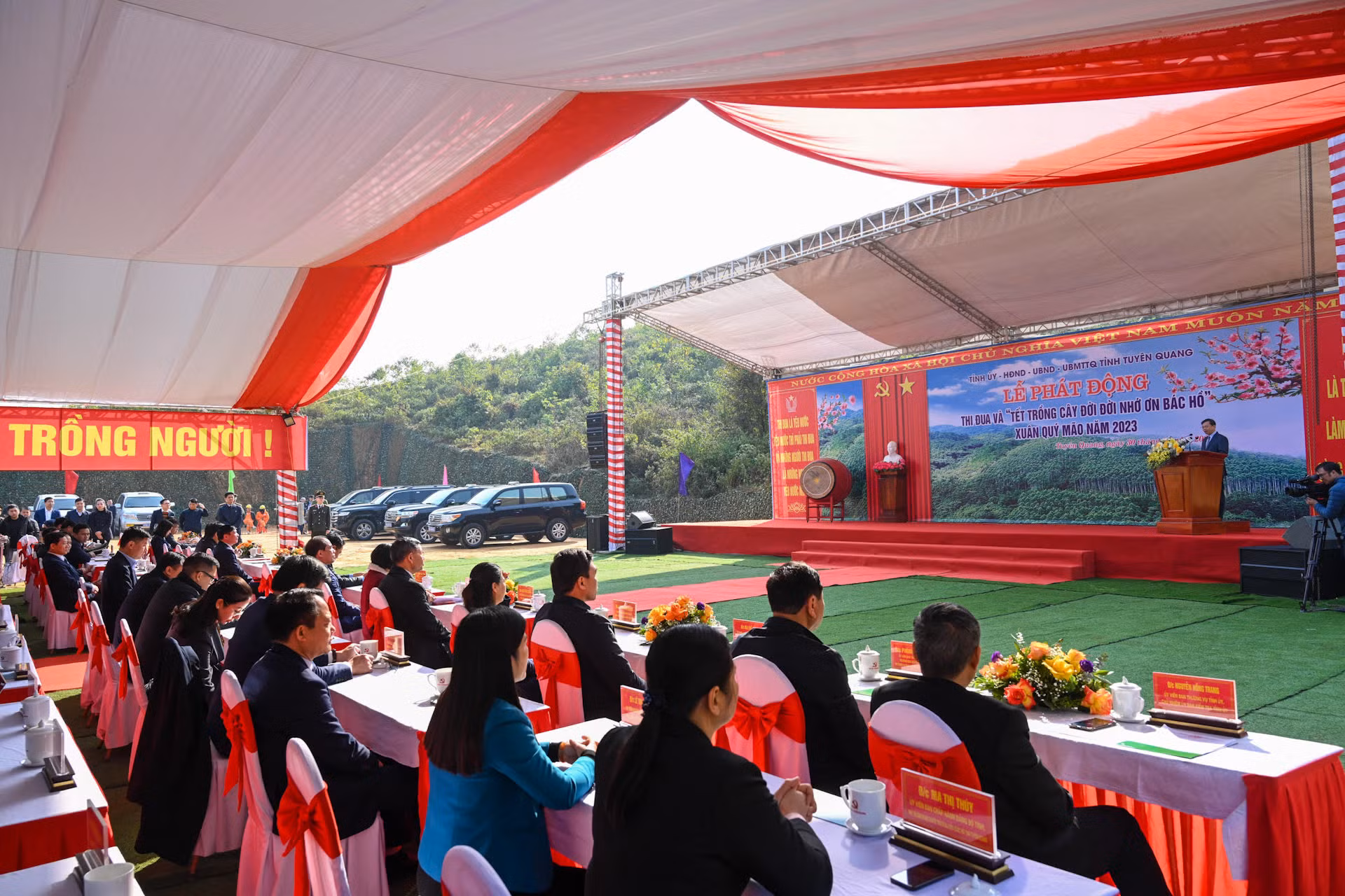 Quang cảnh lễ phát động thi đua và “Tết trồng cây đời đời nhớ ơn Bác Hồ” Xuân Quý Mão tại xã Chân Sơn, huyện Yên Sơn.