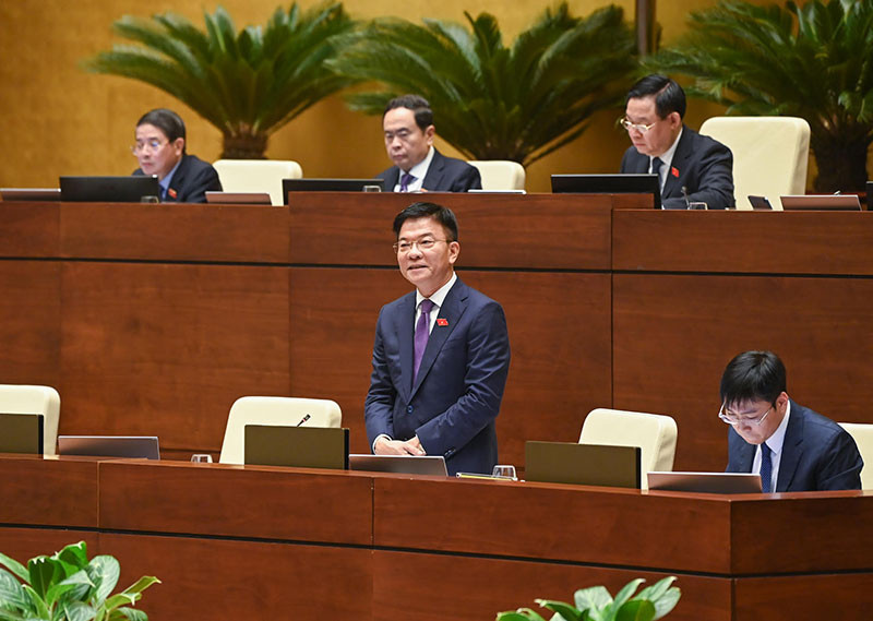 Bộ trưởng Tư pháp Lê Thành Long trả lời chất vấn các vấn đề đại biểu Quốc hội nêu.