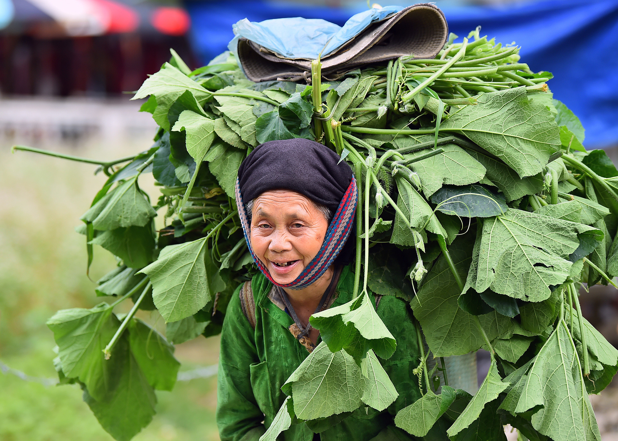 Hình ảnh một bà lão người H’Mông tại Làng văn hóa Lũng Cẩm sau một ngày làm việc. Chẳng có chút gì mệt mỏi, buồn chán, nụ cười thư thái của bà thật khiến người ta quên đi mọi điều phiền muộn trong cuộc sống.