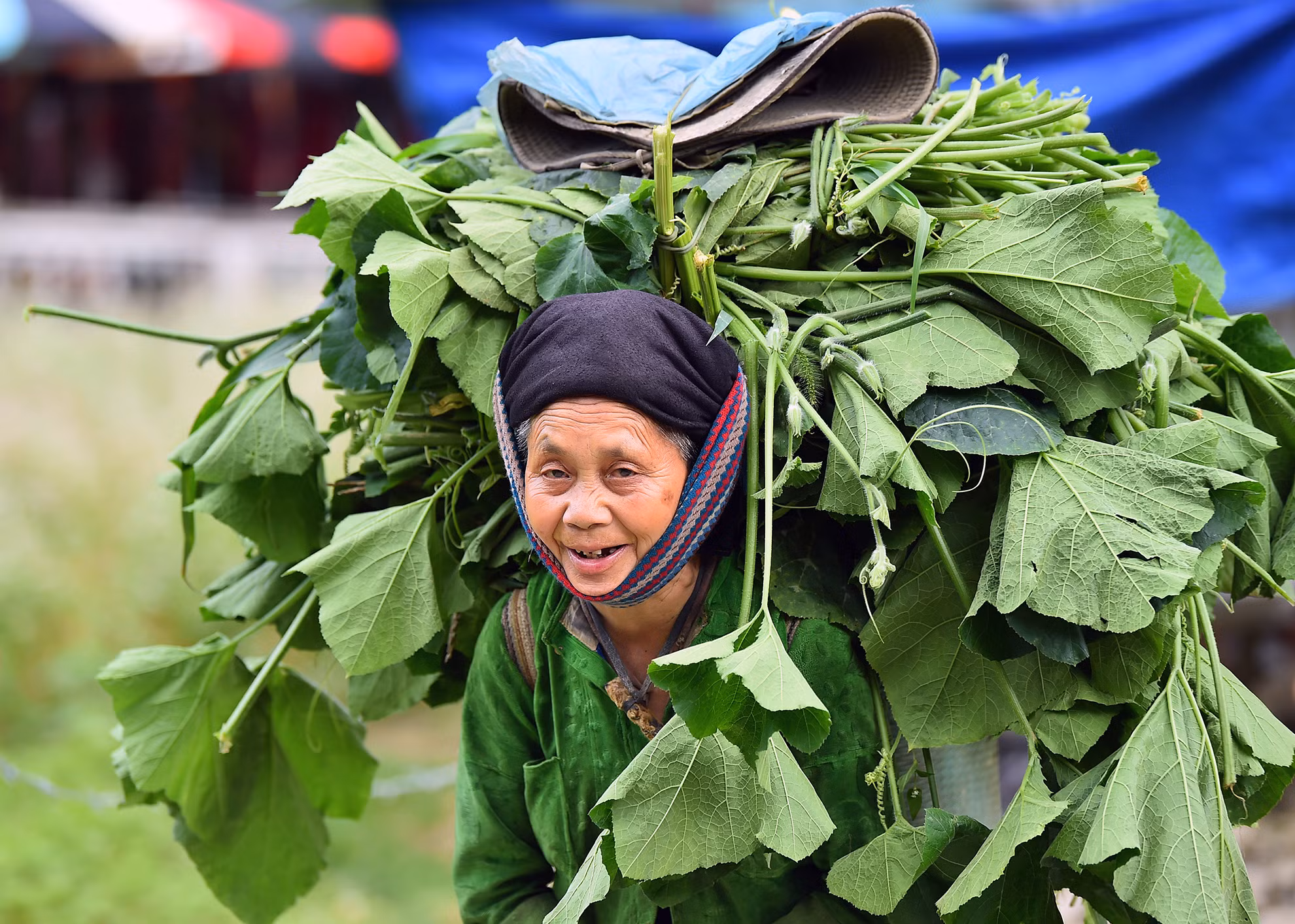 Hình ảnh một bà lão người H’Mông tại Làng văn hóa Lũng Cẩm sau một ngày làm việc. Chẳng có chút gì mệt mỏi, buồn chán, nụ cười thư thái của bà thật khiến người ta quên đi mọi điều phiền muộn trong cuộc sống.