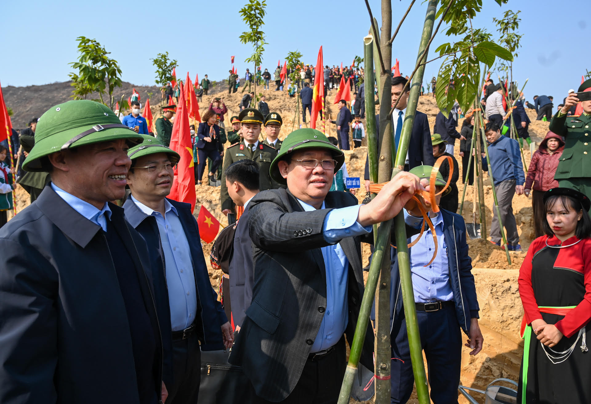 Chủ tịch Quốc hội Vương Đình Huệ và các đại biểu trồng cây tại lễ phát động.