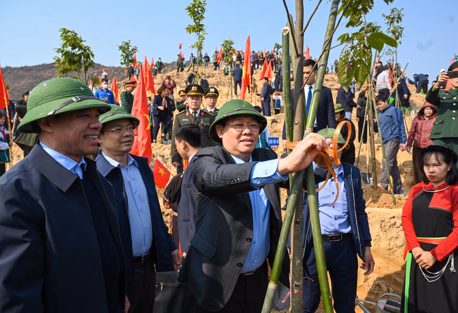 Chủ tịch Quốc hội Vương Đình Huệ và các đại biểu trồng cây tại lễ phát động.