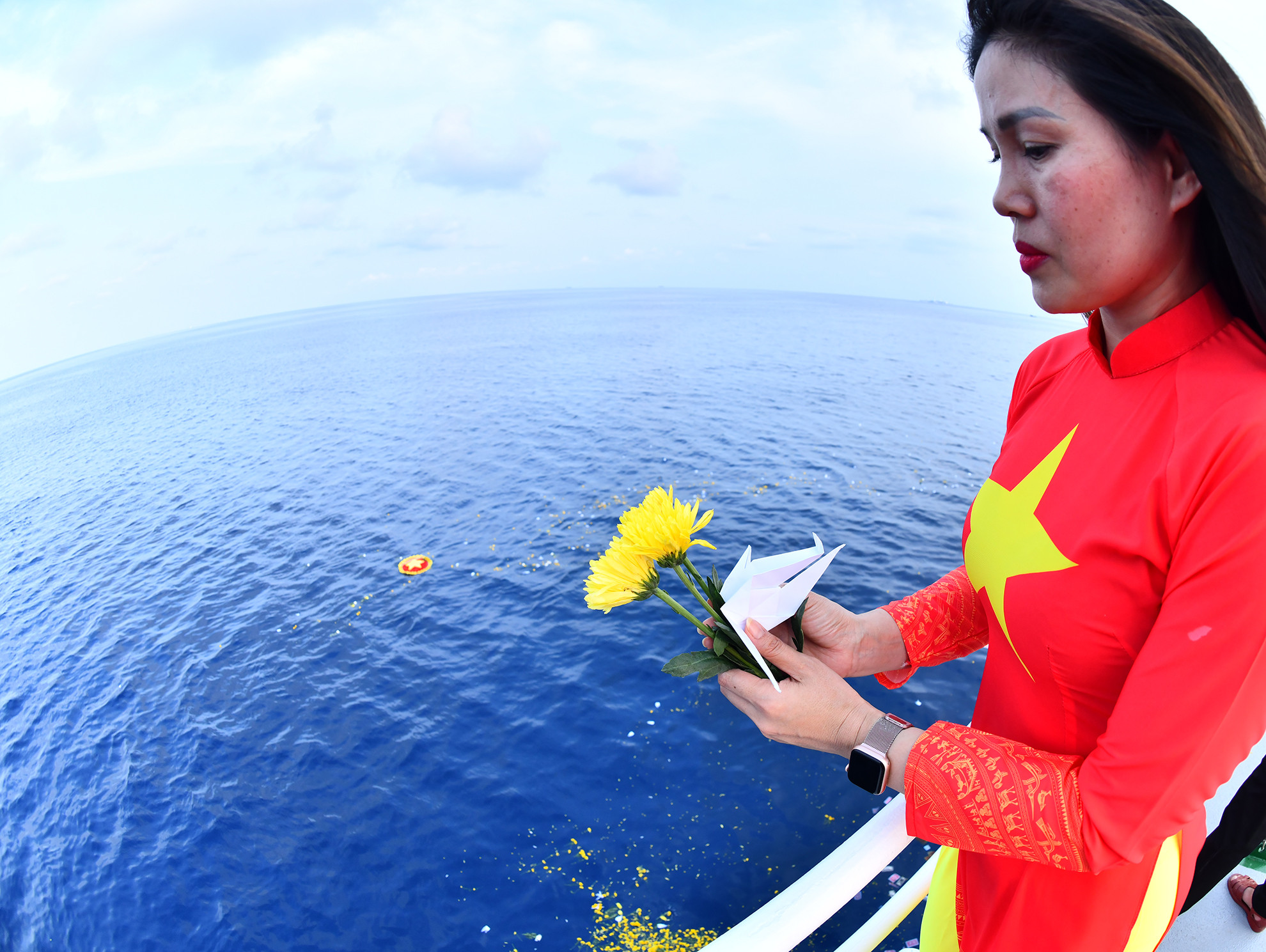 Các đại biểu thả hạc giấy để tưởng nhớ các liệt sĩ.