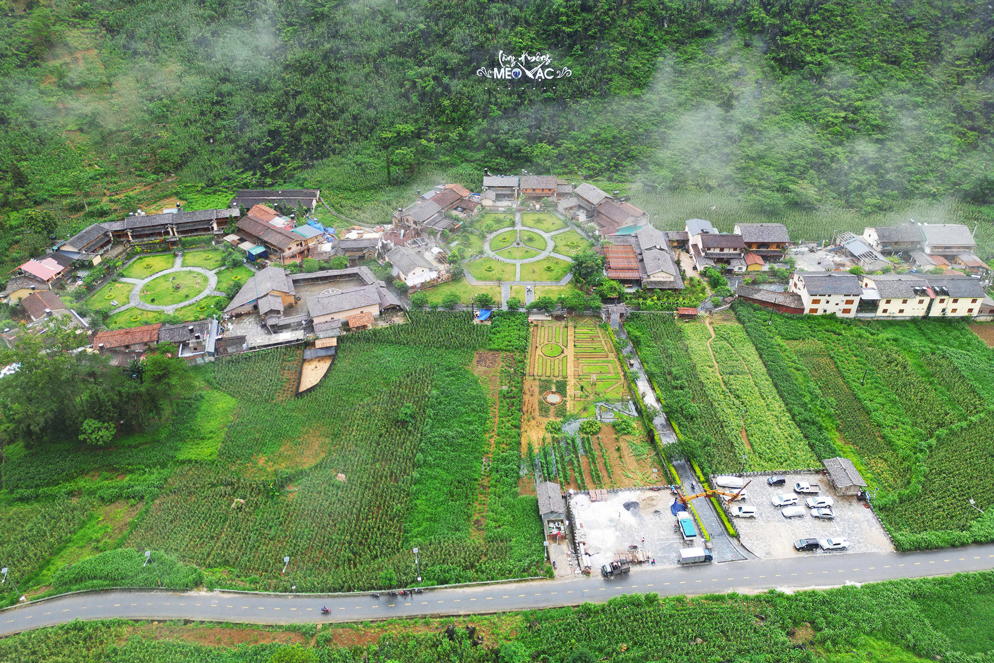 Đến Mèo Vạc mà không đi Làng H’Mông Mèo Vạc thuộc xã Pả Vi sẽ là một thiếu sót bởi nơi đây chính là hình ảnh thu nhỏ cuộc sống của đồng bào người H’Mông tại Hà Giang. Làng được mô phỏng hình hoa đào, loài hoa đặc trưng của vùng cao nguyên đá.