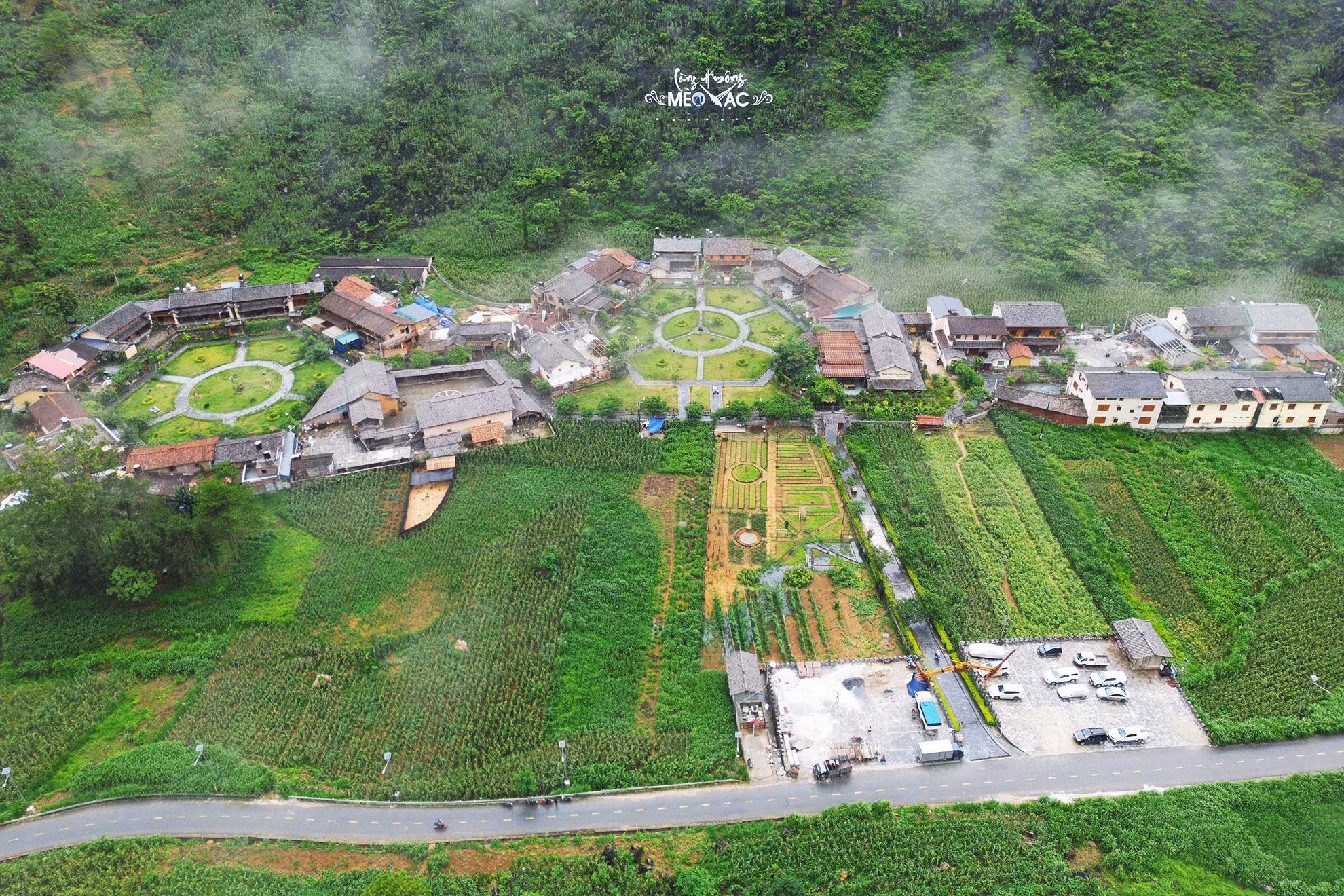 Đến Mèo Vạc mà không đi Làng H’Mông Mèo Vạc thuộc xã Pả Vi sẽ là một thiếu sót bởi nơi đây chính là hình ảnh thu nhỏ cuộc sống của đồng bào người H’Mông tại Hà Giang. Làng được mô phỏng hình hoa đào, loài hoa đặc trưng của vùng cao nguyên đá.