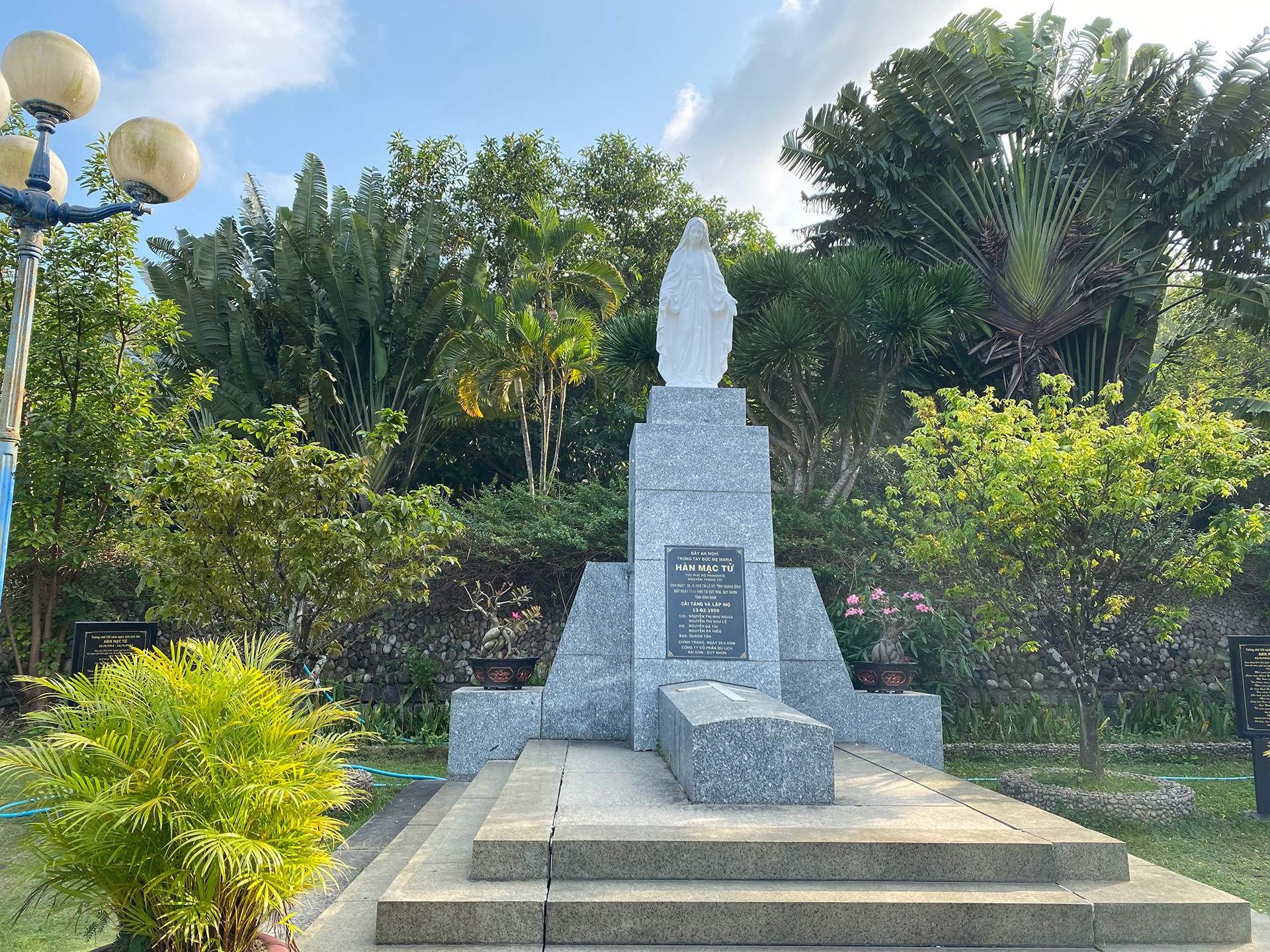 Mộ nhà thơ Hàn Mặc Tử trên đồi Thi Nhân, phường Ghềnh Ráng, thành phố Quy Nhơn, tỉnh Bình Định.