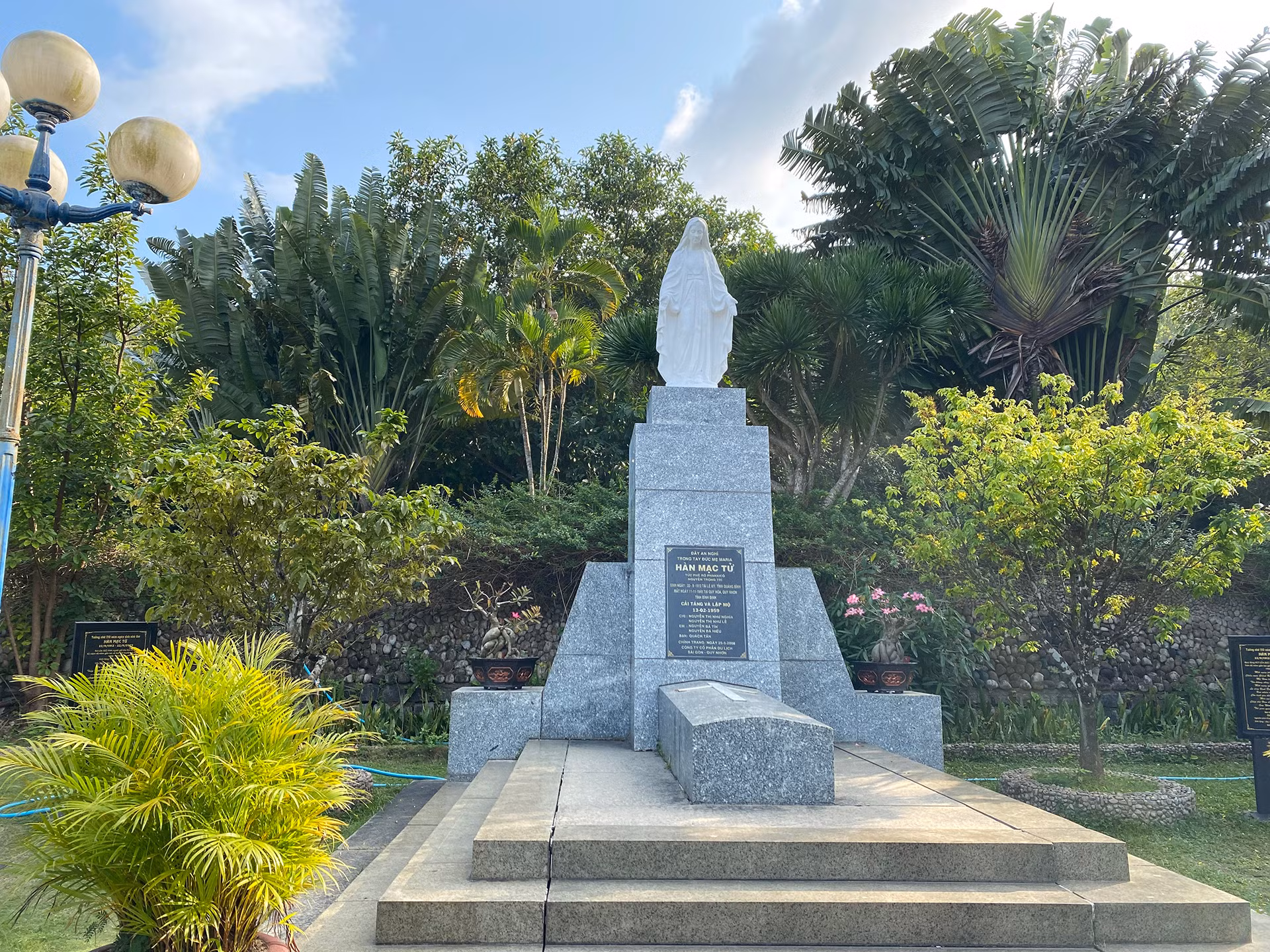 Mộ nhà thơ Hàn Mặc Tử trên đồi Thi Nhân, phường Ghềnh Ráng, thành phố Quy Nhơn, tỉnh Bình Định.