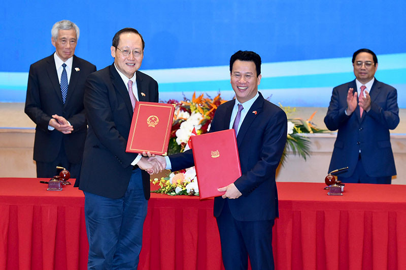 Thủ tướng Phạm Minh Chính và Thủ tướng Singapore Lý Hiển Long chứng kiến Lễ ký kết Ý định thư giữa Bộ Tài nguyên và Môi trường nước Cộng hòa xã hội chủ nghĩa Việt Nam và Bộ Công thương nước Cộng hòa Singapore về việc tiếp tục thực hiện Bản ghi nhớ hợp tác theo Điều 6 Thỏa thuận Paris.