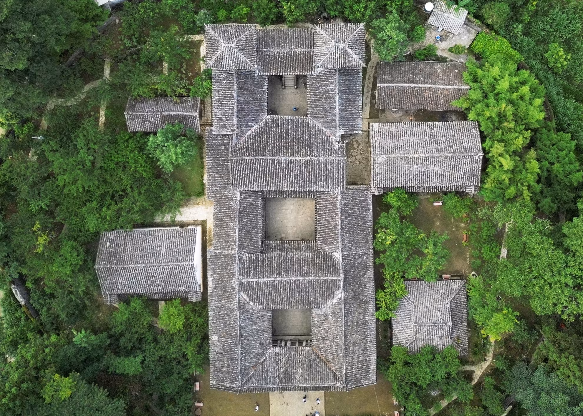 Dinh thự họ Vương, tọa lạc tại thung lũng Sà Phìn, xã Lũng Phìn, huyện Đồng Văn, cách trung tâm thành phố Hà Giang khoảng 125km và cách Cao nguyên đá Đồng Văn chỉ 15km. Nhìn từ trên cao, công trình gồm bốn căn nhà ngang, sáu căn nhà dọc chia thành ba khu vực tiền dinh, trung dinh và hậu dinh.