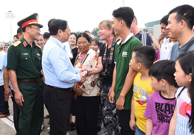 Thủ tướng Phạm Minh Chính thăm hỏi du khách quốc tế vào Lăng viếng Chủ tịch Hồ Chí Minh.