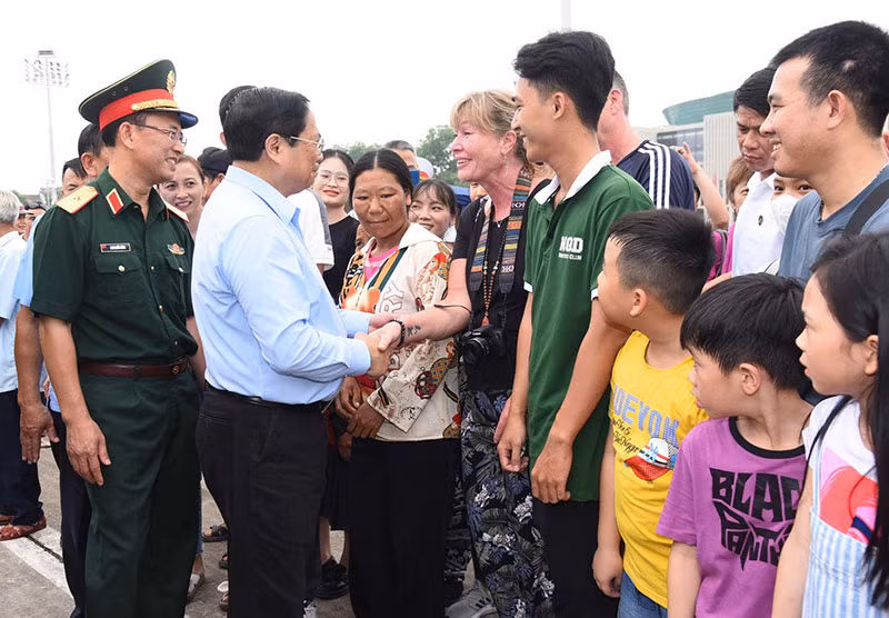 Thủ tướng Phạm Minh Chính thăm hỏi du khách quốc tế vào Lăng viếng Chủ tịch Hồ Chí Minh.