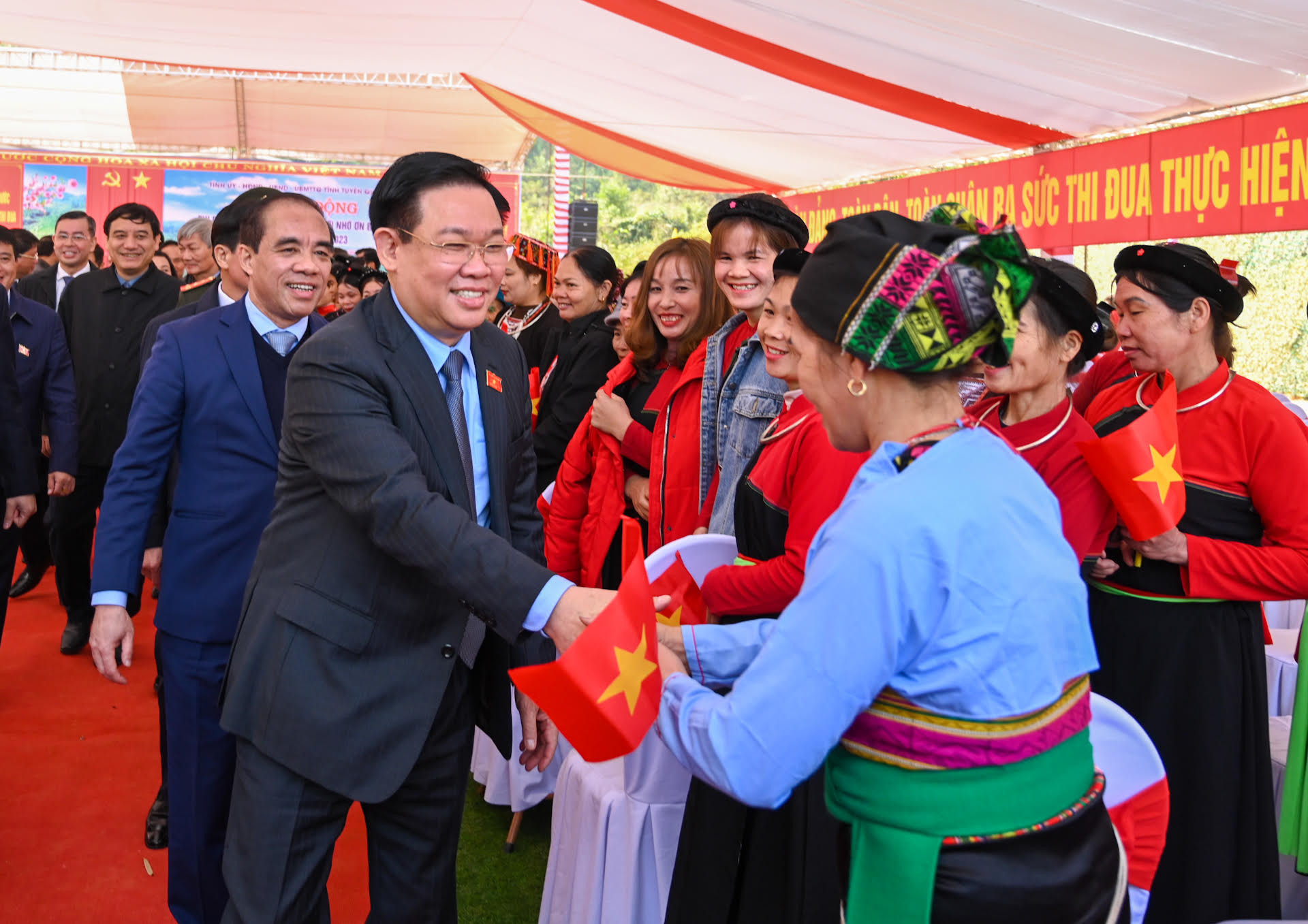 Chủ tịch Quốc hội Vương Đình Huệ với đồng bào các dân tộc tỉnh Tuyên Quang dự lễ phát động.