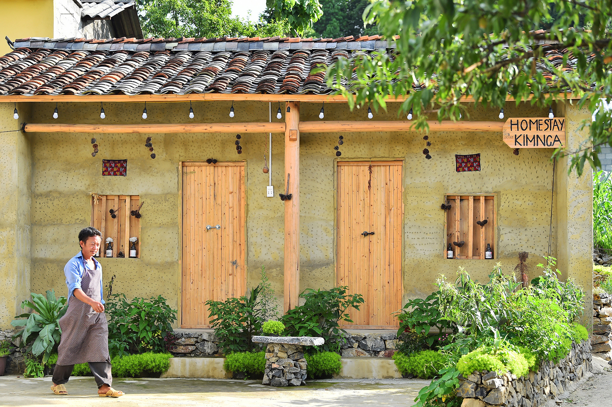 Dạo quanh một vòng làng Lô Lô Chải, du khách sẽ có cơ hội chiêm ngưỡng kiến trúc nhà trình tường đặc trưng thường thấy ở cao nguyên đá Hà Giang. Một số ngôi nhà đã được sửa lại để phục vụ lưu trú khi khách du lịch có nhu cầu.