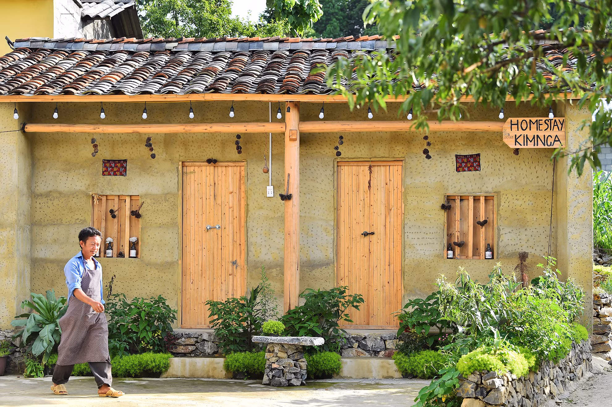 Dạo quanh một vòng làng Lô Lô Chải, du khách sẽ có cơ hội chiêm ngưỡng kiến trúc nhà trình tường đặc trưng thường thấy ở cao nguyên đá Hà Giang. Một số ngôi nhà đã được sửa lại để phục vụ lưu trú khi khách du lịch có nhu cầu.