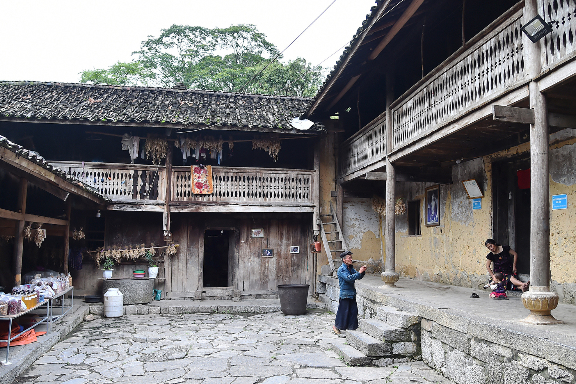 Làng văn hóa Lũng Cẩm trong thung lũng xã Sủng Là, huyện Đồng Văn cũng rất nổi tiếng nhưng nổi tiếng hơn vì nơi đây có nhà của Pao. Sở dĩ gọi nhà của Pao vì nhà được chọn làm bối cảnh trong bộ phim “Chuyện của Pao”, chuyển thể từ tác phẩm “Tiếng đàn môi sau bờ rào đá” của tác giả Đỗ Bích Thúy.