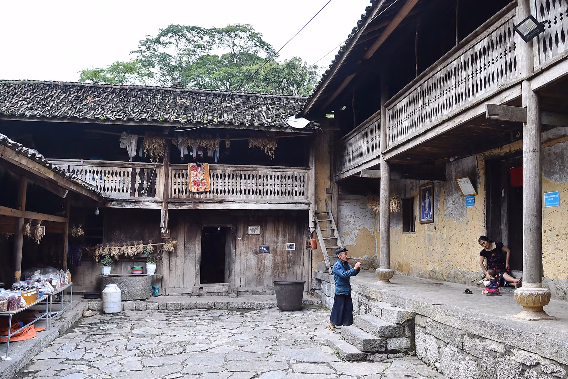 Làng văn hóa Lũng Cẩm trong thung lũng xã Sủng Là, huyện Đồng Văn cũng rất nổi tiếng nhưng nổi tiếng hơn vì nơi đây có nhà của Pao. Sở dĩ gọi nhà của Pao vì nhà được chọn làm bối cảnh trong bộ phim “Chuyện của Pao”, chuyển thể từ tác phẩm “Tiếng đàn môi sau bờ rào đá” của tác giả Đỗ Bích Thúy.