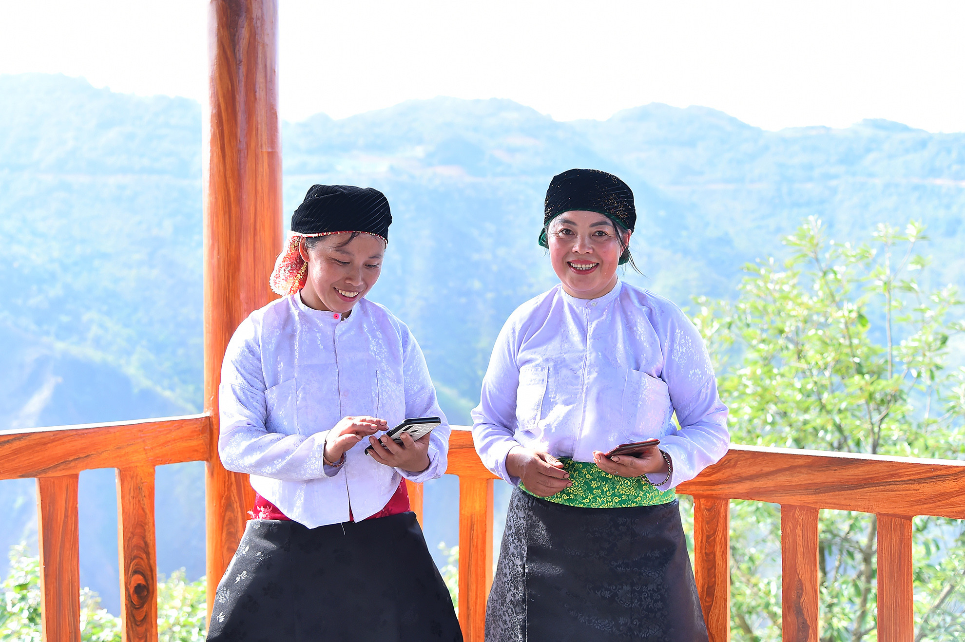 Ngay với những người H’Mông Hà Giang, tham quan và tìm hiểu điểm cực Bắc nằm ở Lũng Cú là niềm tự hào và vinh dự của họ, sau những ngày vất vả mưu sinh. Tới đây, họ sẽ thêm yêu Tổ quốc, mảnh đất Hà Giang quê hương mình.