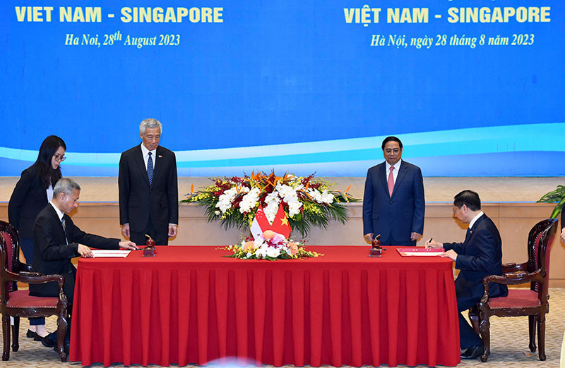 Thủ tướng Phạm Minh Chính và Thủ tướng Singapore Lý Hiển Long chứng kiến Lễ ký kết Thỏa thuận giữa Bộ Ngoại giao nước CHXHCN Việt Nam và Bộ Ngoại giao nước Cộng hòa Singapore về Chương trình nghiên cứu và Chương trình nghiên cứu theo chuyên đề dành cho cán bộ cao cấp Đảng Cộng sản Việt Nam (giai đoạn 2024 đến 2026).