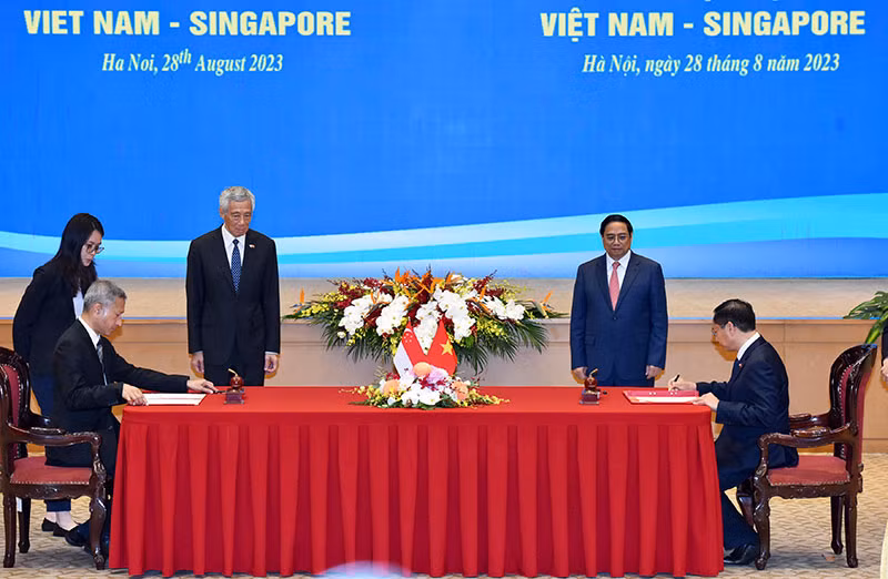 Thủ tướng Phạm Minh Chính và Thủ tướng Singapore Lý Hiển Long chứng kiến Lễ ký kết Thỏa thuận giữa Bộ Ngoại giao nước CHXHCN Việt Nam và Bộ Ngoại giao nước Cộng hòa Singapore về Chương trình nghiên cứu và Chương trình nghiên cứu theo chuyên đề dành cho cán bộ cao cấp Đảng Cộng sản Việt Nam (giai đoạn 2024 đến 2026).