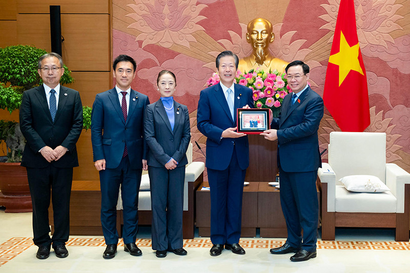 Chủ tịch Quốc hội Vương Đình Huệ trao quà lưu niệm cho Chủ tịch Đảng Công Minh Nhật Bản Yamaguchi Natsuo. Chủ tịch Quốc hội Vương Đình Huệ trao quà lưu niệm cho Chủ tịch Đảng Công Minh Nhật Bản Yamaguchi Natsuo.