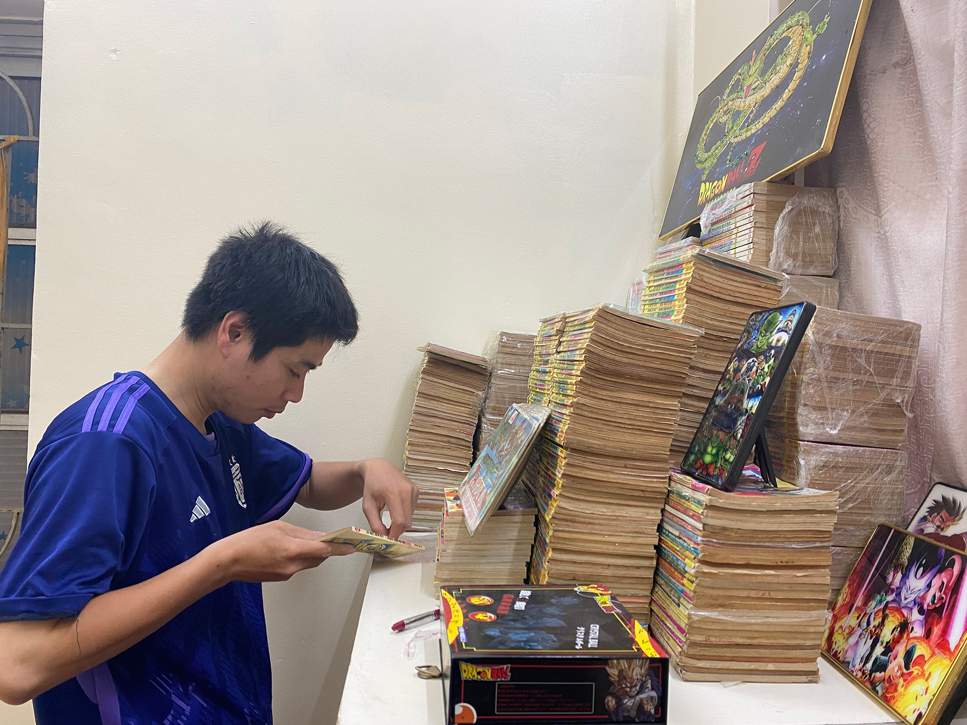 Lê Văn Nghĩa bên bộ truyện “7 viên ngọc rồng”. Lê Văn Nghĩa bên bộ truyện “7 viên ngọc rồng”.