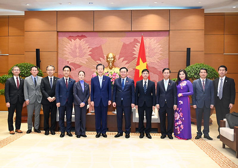 Chủ tịch Quốc hội Vương Đình Huệ và Chủ tịch Đảng Công Minh Nhật Bản Yamaguchi Natsuo với đại biểu hai nước tại buổi tiếp. Chủ tịch Quốc hội Vương Đình Huệ và Chủ tịch Đảng Công Minh Nhật Bản Yamaguchi Natsuo với đại biểu hai nước tại buổi tiếp.