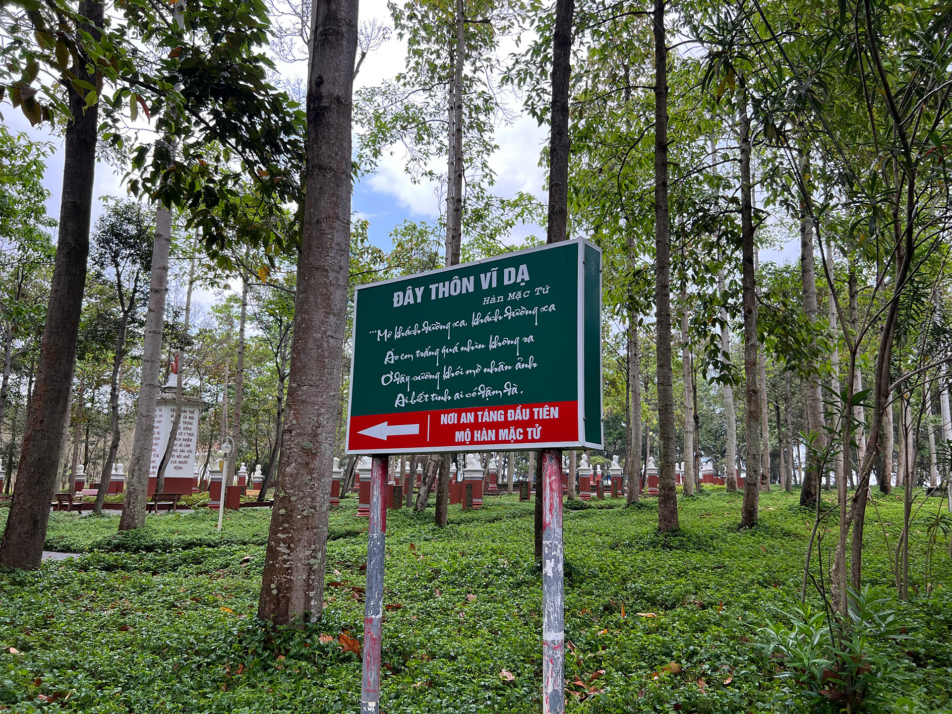 Bảng chỉ dẫn nơi an táng đầu tiên mộ nhà thơ Hàn Mặc Tử tại Trại phong Quy Hòa, thành phố Quy Nhơn, tỉnh Bình Định.
