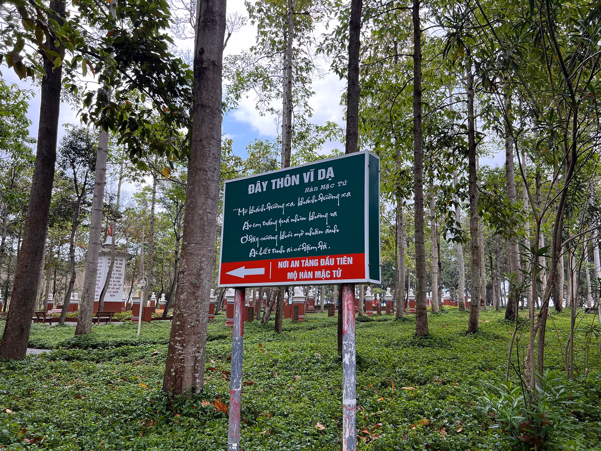 Bảng chỉ dẫn nơi an táng đầu tiên mộ nhà thơ Hàn Mặc Tử tại Trại phong Quy Hòa, thành phố Quy Nhơn, tỉnh Bình Định.