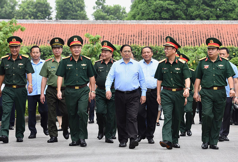 Thủ tướng Phạm Minh Chính kiểm tra khuôn viên công trình Lăng Chủ tịch Hồ Chí Minh.