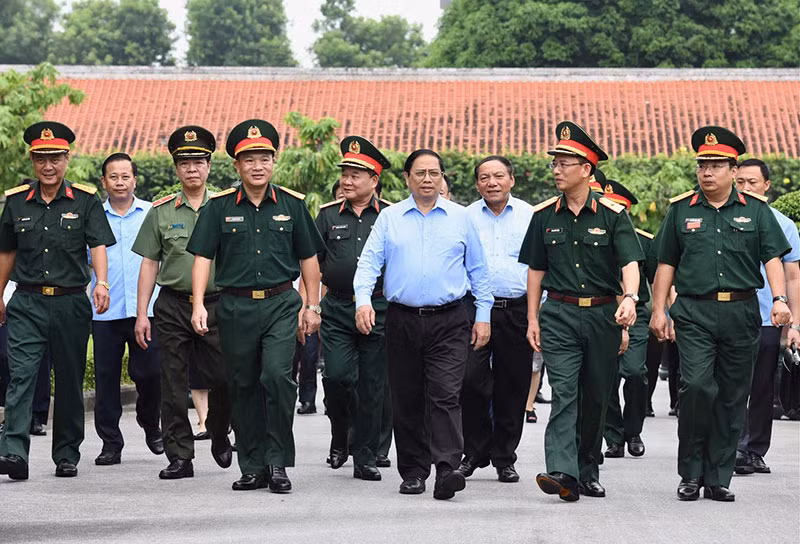 Thủ tướng Phạm Minh Chính kiểm tra khuôn viên công trình Lăng Chủ tịch Hồ Chí Minh.