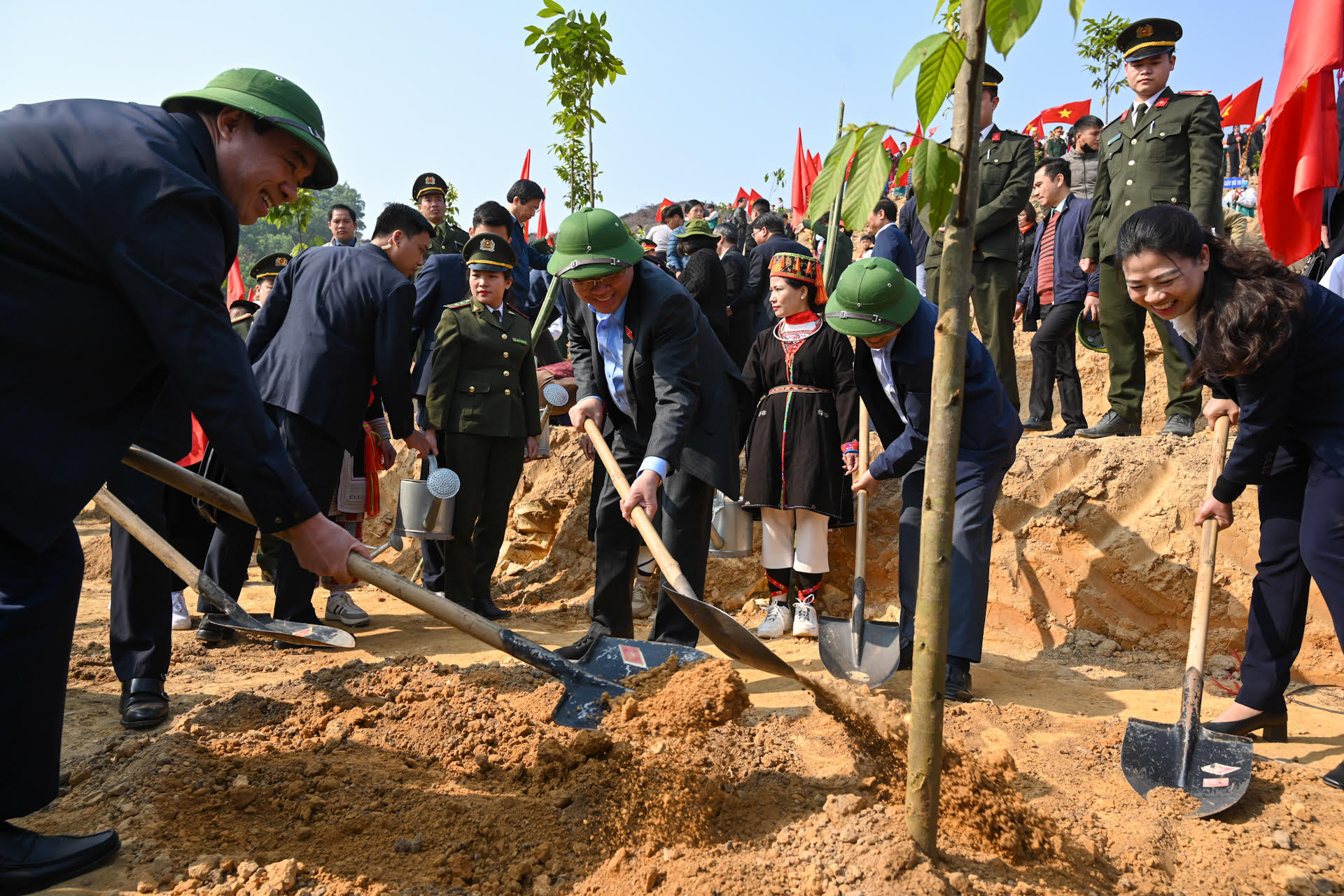 Chủ tịch Quốc hội Vương Đình Huệ và các đại biểu trồng cây tại lễ phát động.