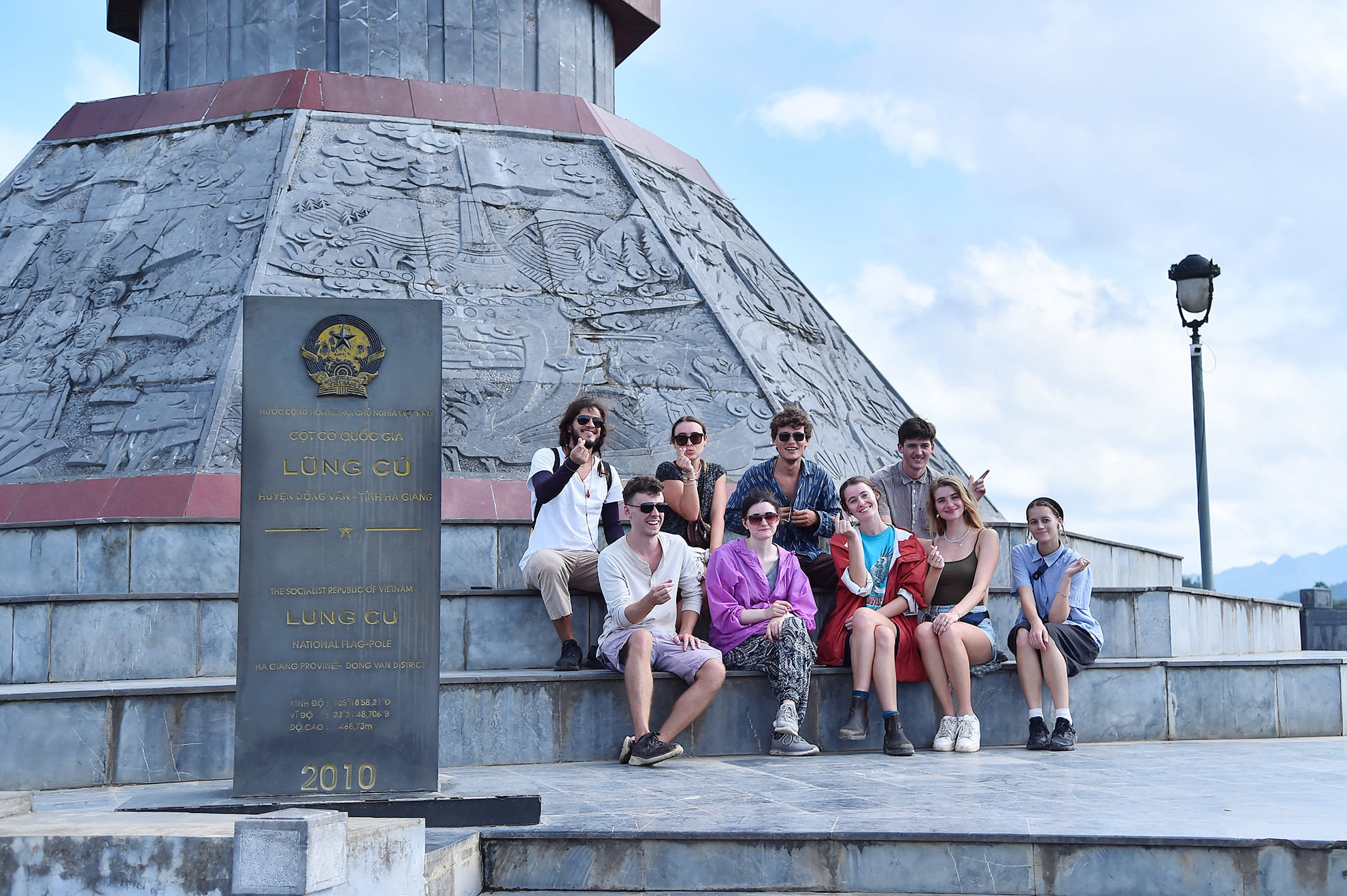 Từ làng Lô Lô Chải có thể nhìn thấy rõ Cột cờ Lũng Cú trong phạm vi 1km. Vì thế, khách du lịch nước ngoài cũng muốn đặt chân đến di tích được xem như biểu tượng thiêng liêng của chủ quyền đất nước Việt Nam.