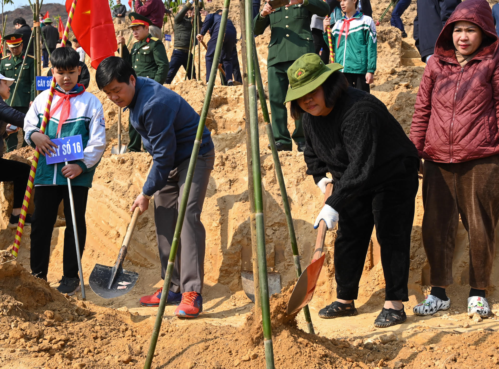 Các đại biểu trồng cây tại lễ phát động.