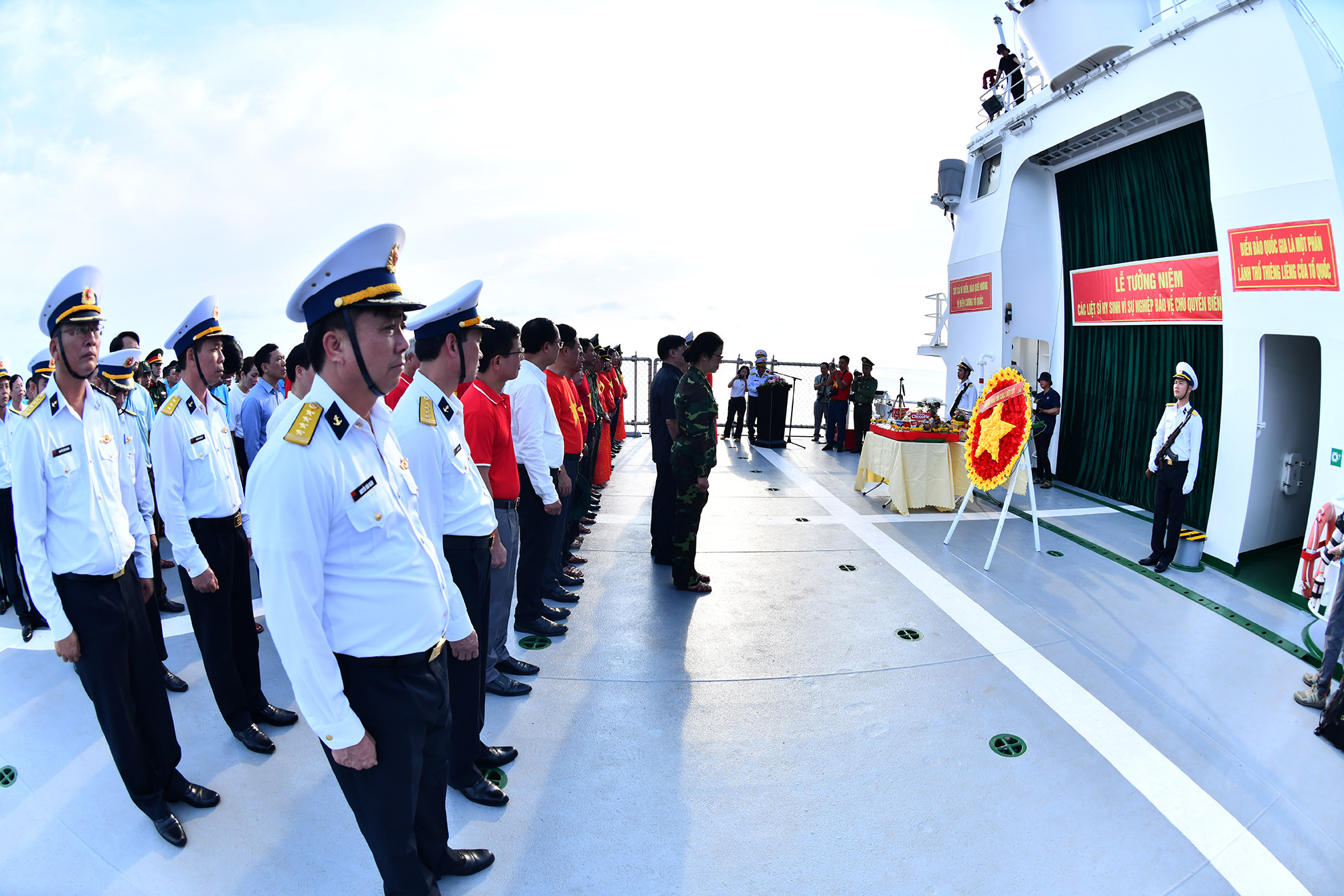 Thành kính tưởng nhớ 64 cán bộ chiến sĩ đã anh dũng hy sinh vì sự nghiệp bảo vệ chủ quyền biển đảo.