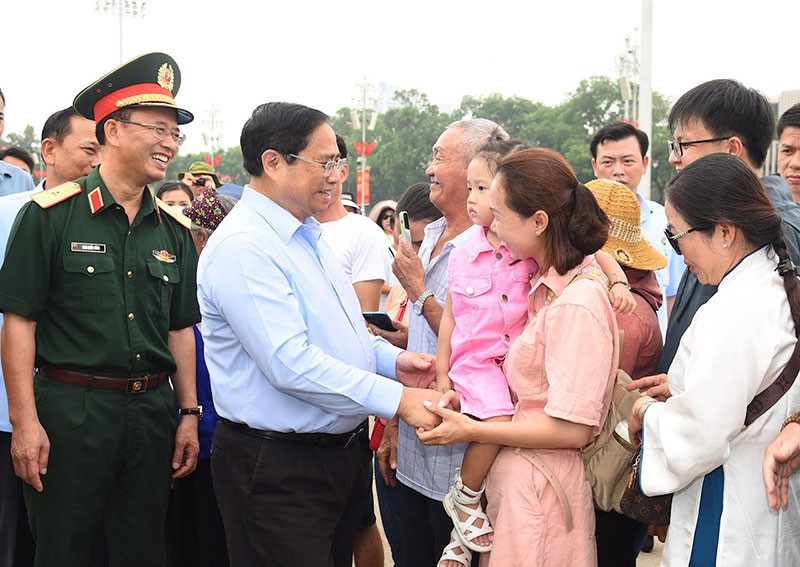 Thủ tướng Phạm Minh Chính thăm hỏi nhân dân vào Lăng viếng Chủ tịch Hồ Chí Minh.