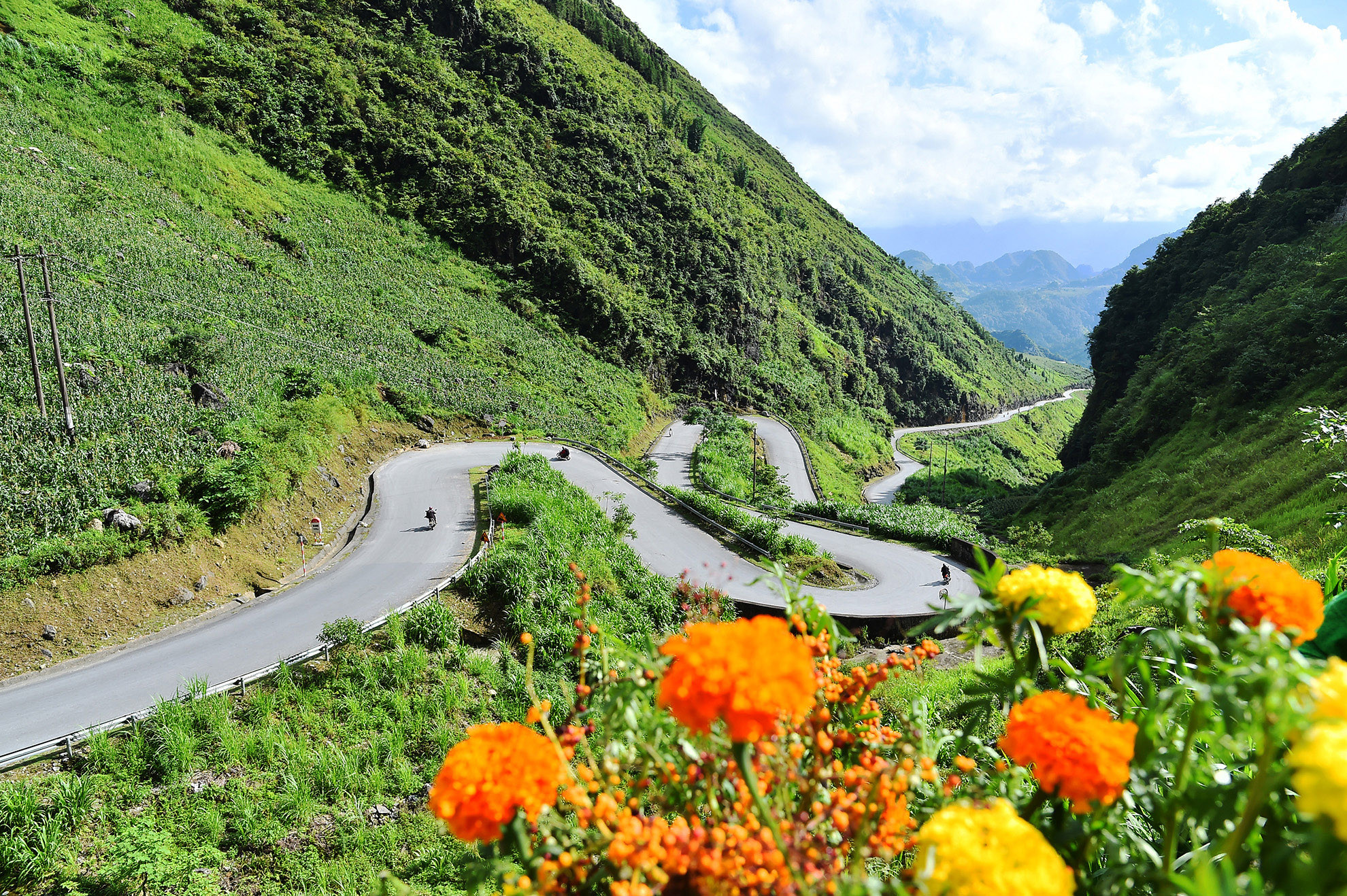 Hà Giang sở hữu hàng nghìn cung đường đèo và những con dốc cao cheo leo, hiểm trở. Thế nhưng, dốc Thẩm Mã nằm trên Quốc lộ 4C, nối từ thị trấn Yên Minh tới Phố Cáo lại mang một nét cuốn hút rất độc lạ đủ làm say mê mọi du khách.