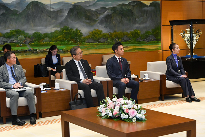 Các thành viên Đảng Công Minh Nhật Bản dự buổi tiếp. Các thành viên Đảng Công Minh Nhật Bản dự buổi tiếp.