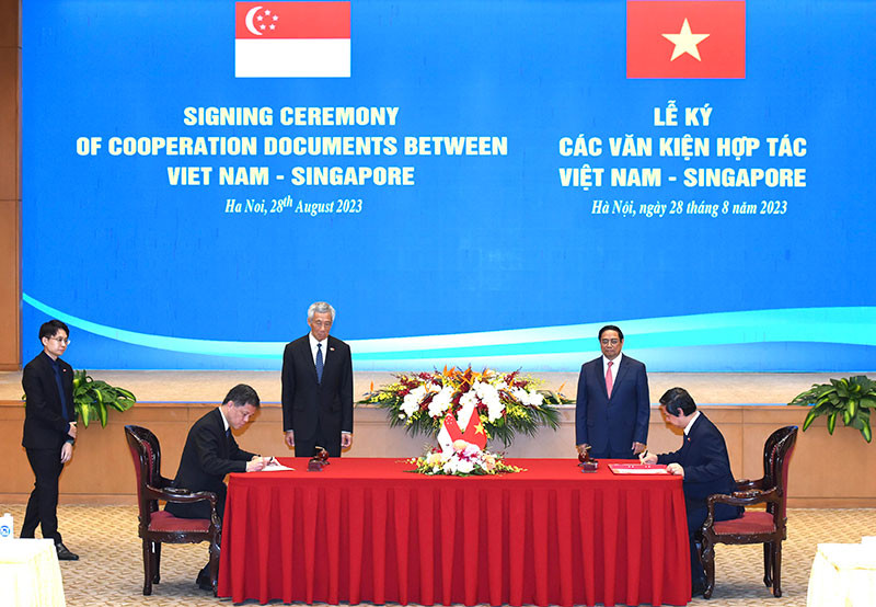 Thủ tướng Phạm Minh Chính và Thủ tướng Singapore Lý Hiển Long chứng kiến Lễ ký kết Bản ghi nhớ hợp tác trong lĩnh vực giáo dục giữa Bộ Giáo dục và Đào tạo Việt Nam và Bộ Giáo dục Singapore.