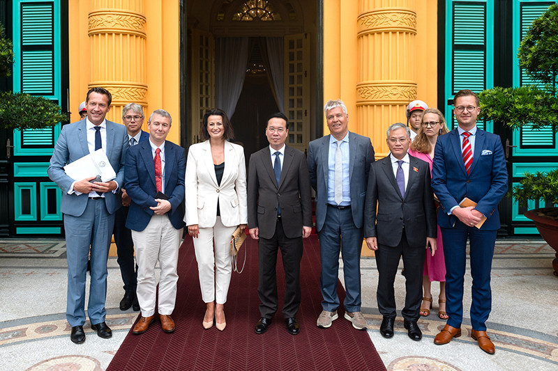 Chủ tịch nước Võ Văn Thưởng và Chủ tịch Thượng viện Vương quốc Bỉ Stephanie D’Hose với các đại biểu.