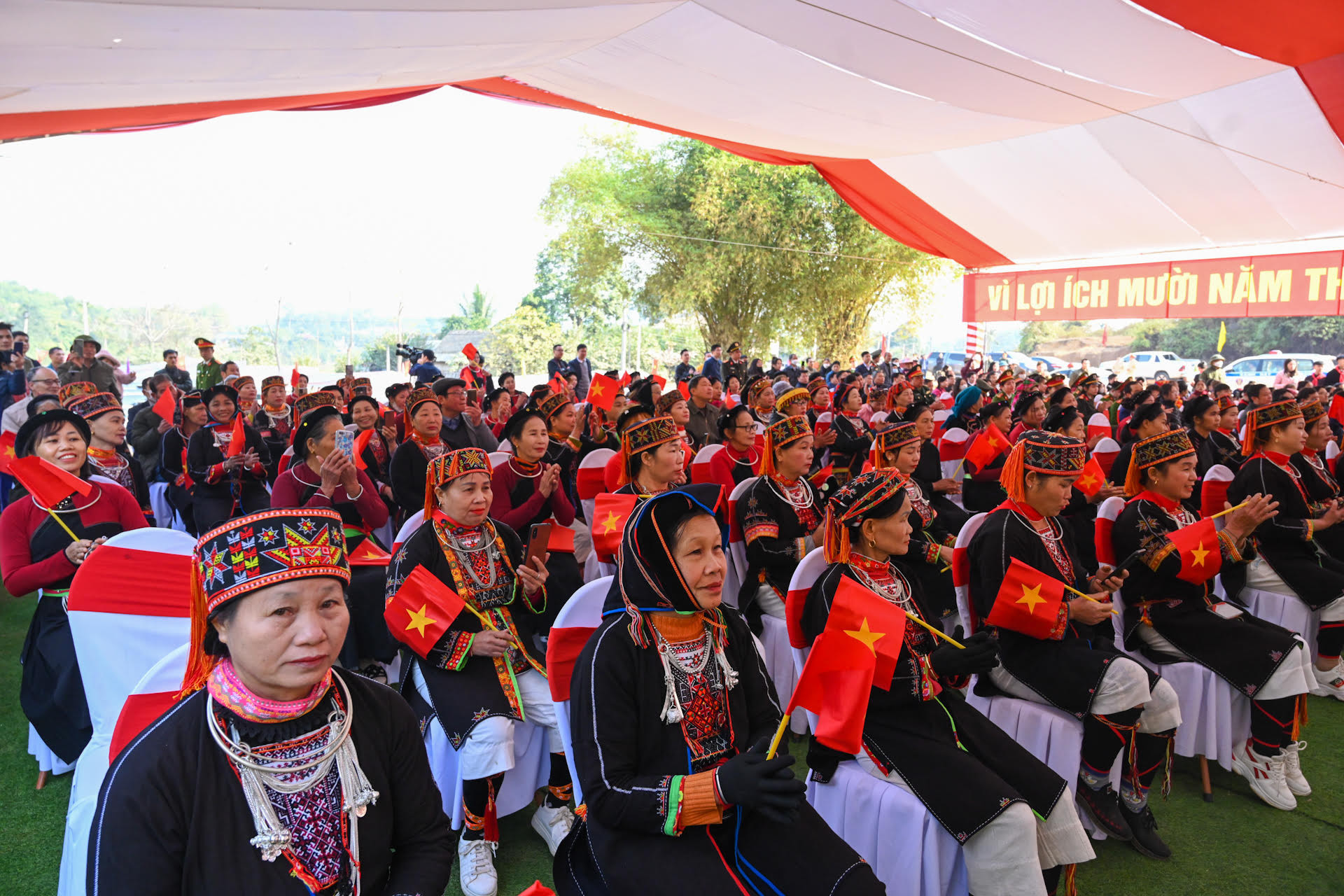 Đồng bào dân tộc xã Chân Sơn, huyện Yên Sơn dự lễ phát động Tết trồng cây.