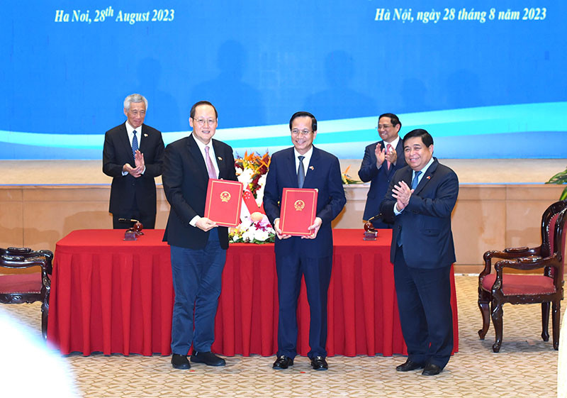 Thủ tướng Phạm Minh Chính và Thủ tướng Singapore Lý Hiển Long chứng kiến Lễ ký kết Biên bản ghi nhớ giữa Bộ Kế hoạch và Đầu tư nước CHXHCN Việt Nam và Bộ Công thương nước Cộng hòa Singapore về Chương trình Trao đổi tài năng đổi mới sáng tạo Singapore-Việt Nam.