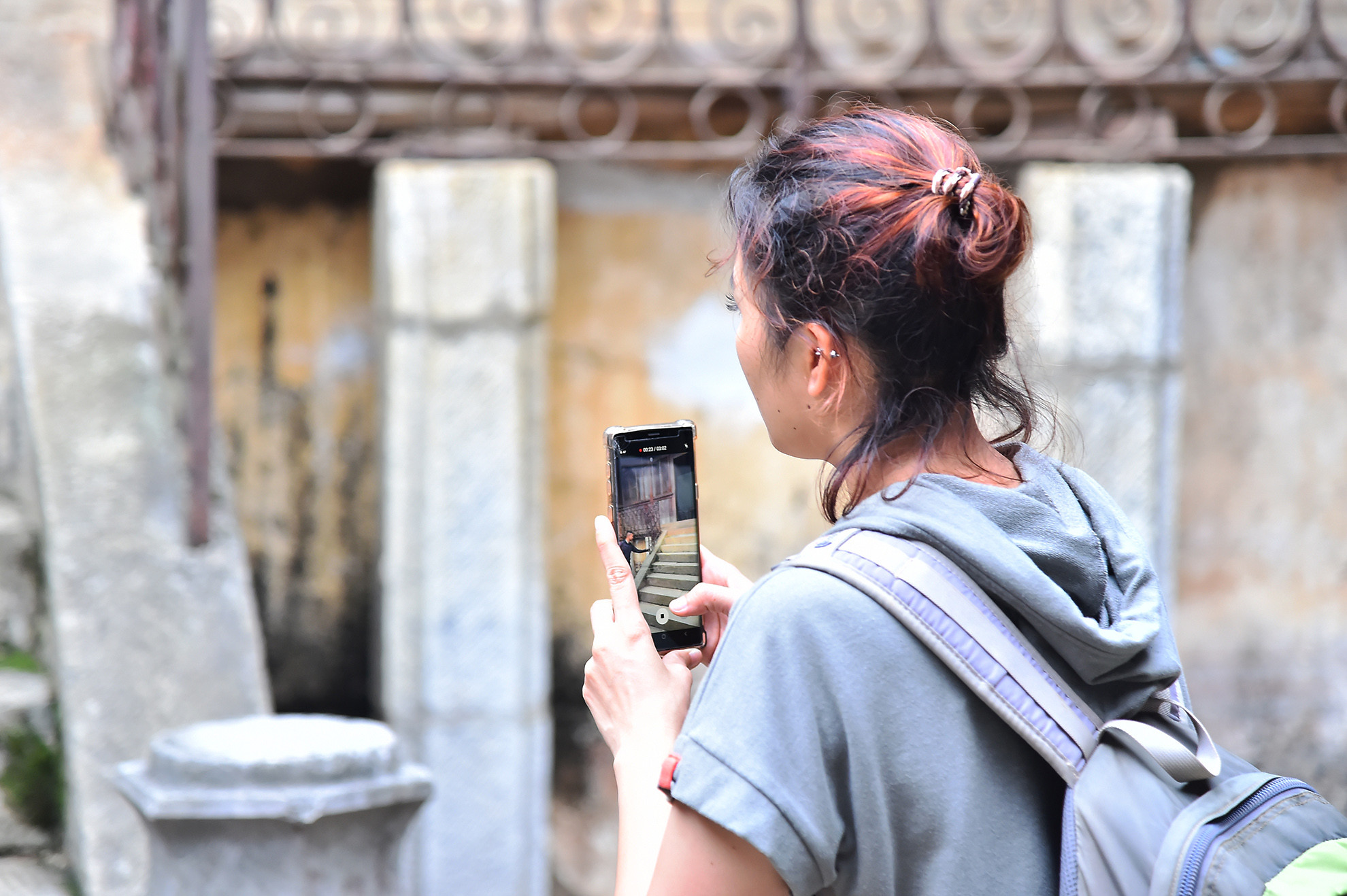 Khách du lịch đã đến Hà Giang không thể không đến Dinh thự họ Vương để chìm đắm trong những cảm giác xưa cũ và tìm hiểu cuộc đời, sự nghiệp của hai cha con người H’Mông Vương Chính Đức và Vương Chí Sình.