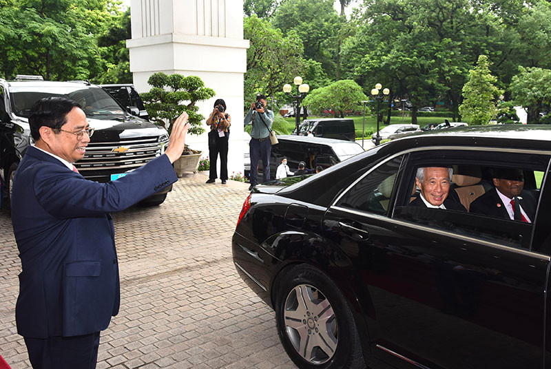 Thủ tướng Phạm Minh Chính tiễn Thủ tướng Singapore Lý Hiển Long.