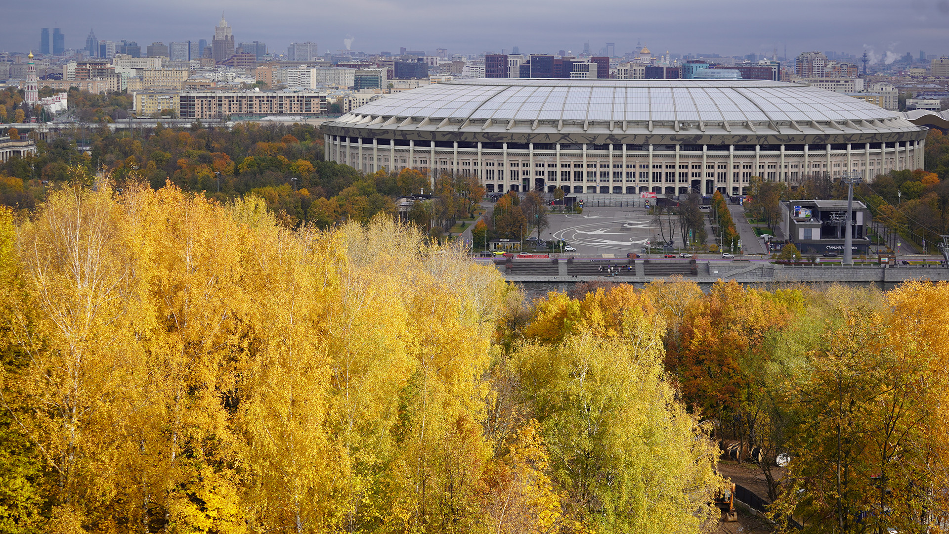 Màu vàng trở thành màu chủ đạo chung quanh sân vận động Luzhniki nhìn từ Đồi Chim sẻ.