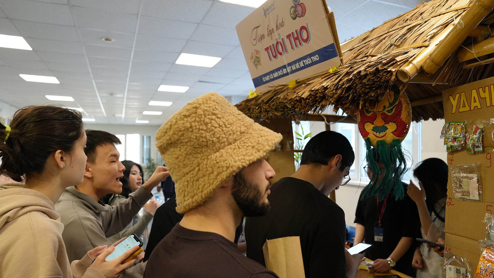 Tiệm tạp hóa "Tuổi thơ" dưới dạng nhà tre mái lá được tái hiện bên hành lang nơi tổ chức sự kiện. (Ảnh: XUÂN HƯNG) Tiệm tạp hóa "Tuổi thơ" dưới dạng nhà tre mái lá được tái hiện bên hành lang nơi tổ chức sự kiện. (Ảnh: XUÂN HƯNG)