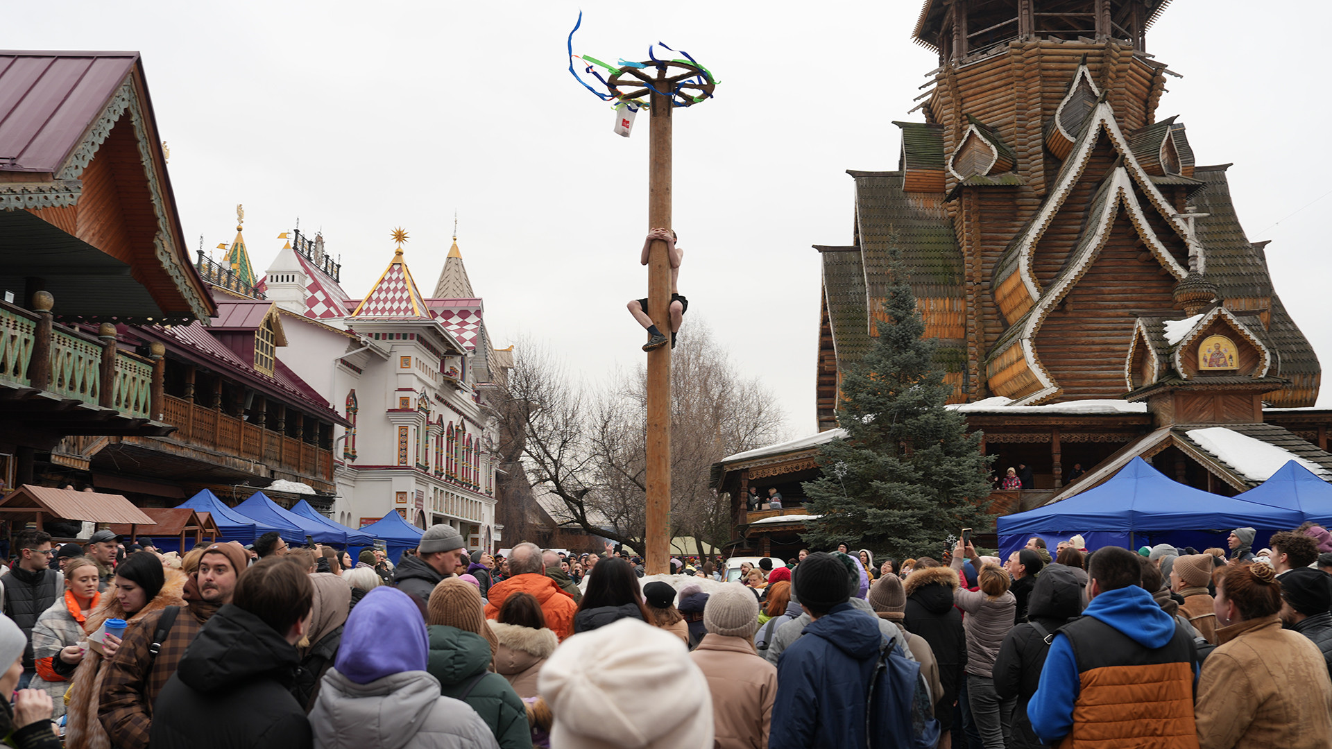 Trèo cột lấy quà tạo không khí vui vẻ, phấn khởi trong dịp lễ hội. (Ảnh: XUÂN HƯNG) Trèo cột lấy quà tạo không khí vui vẻ, phấn khởi trong dịp lễ hội. (Ảnh: XUÂN HƯNG)